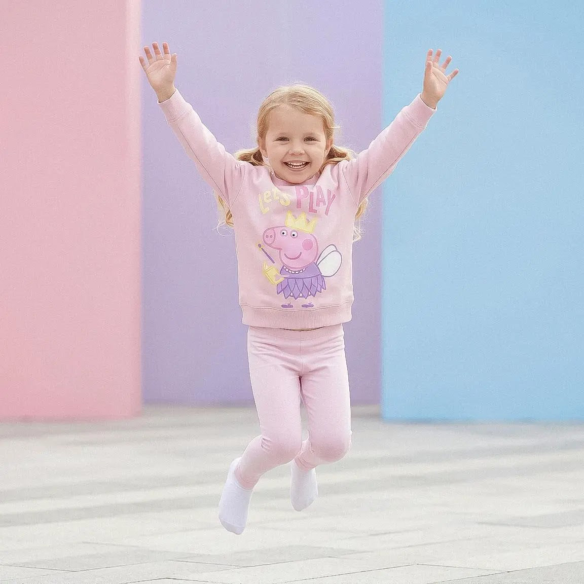 Peppa Pig sweater gedragen tijdens het spelen