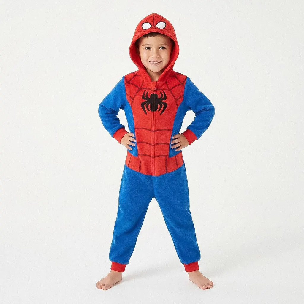 Jongen draagt de Spidey onesie met capuchon op