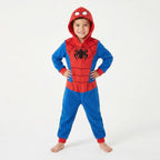 Jongen draagt de Spidey onesie met capuchon op