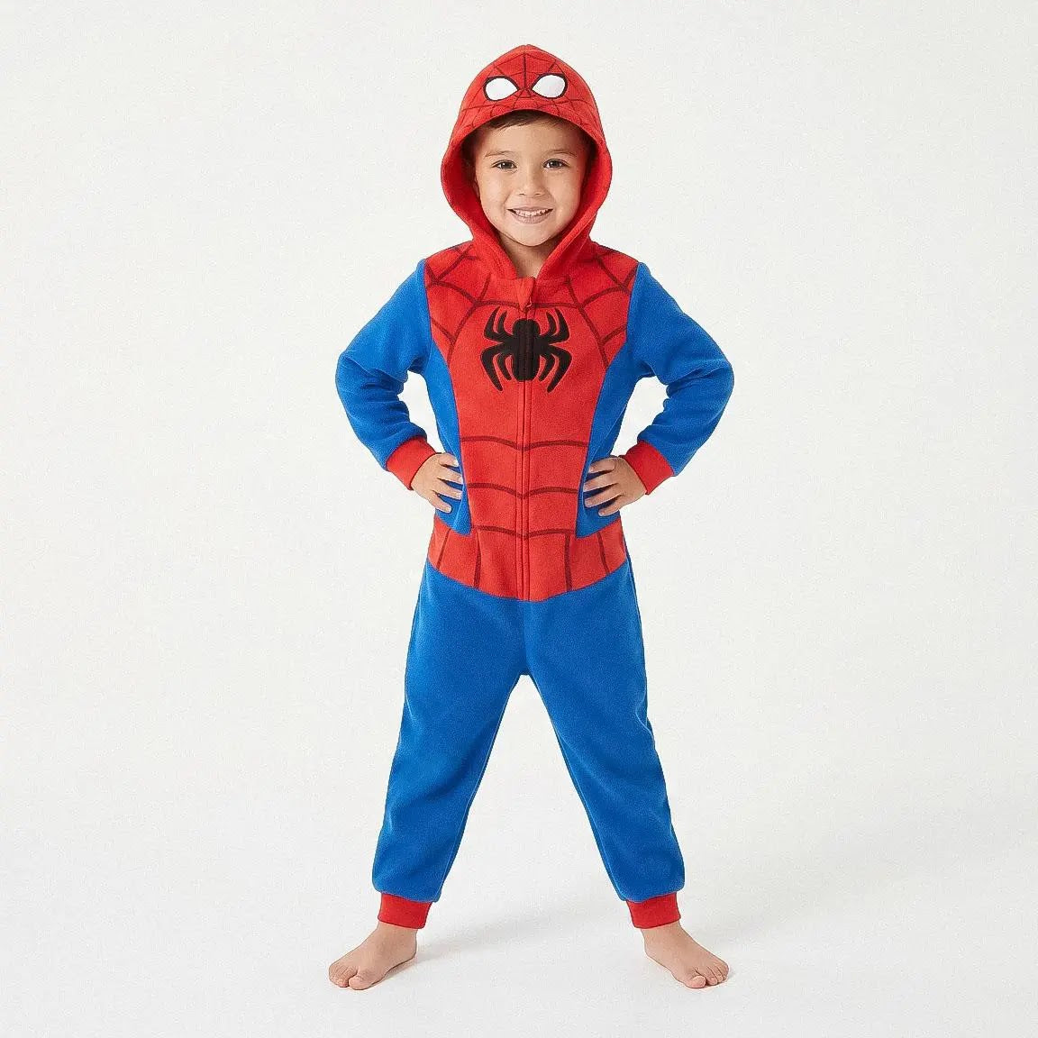 Jongen draagt de Spidey onesie met capuchon op