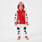 Jongen draagt de Marshall onesie met capuchon op