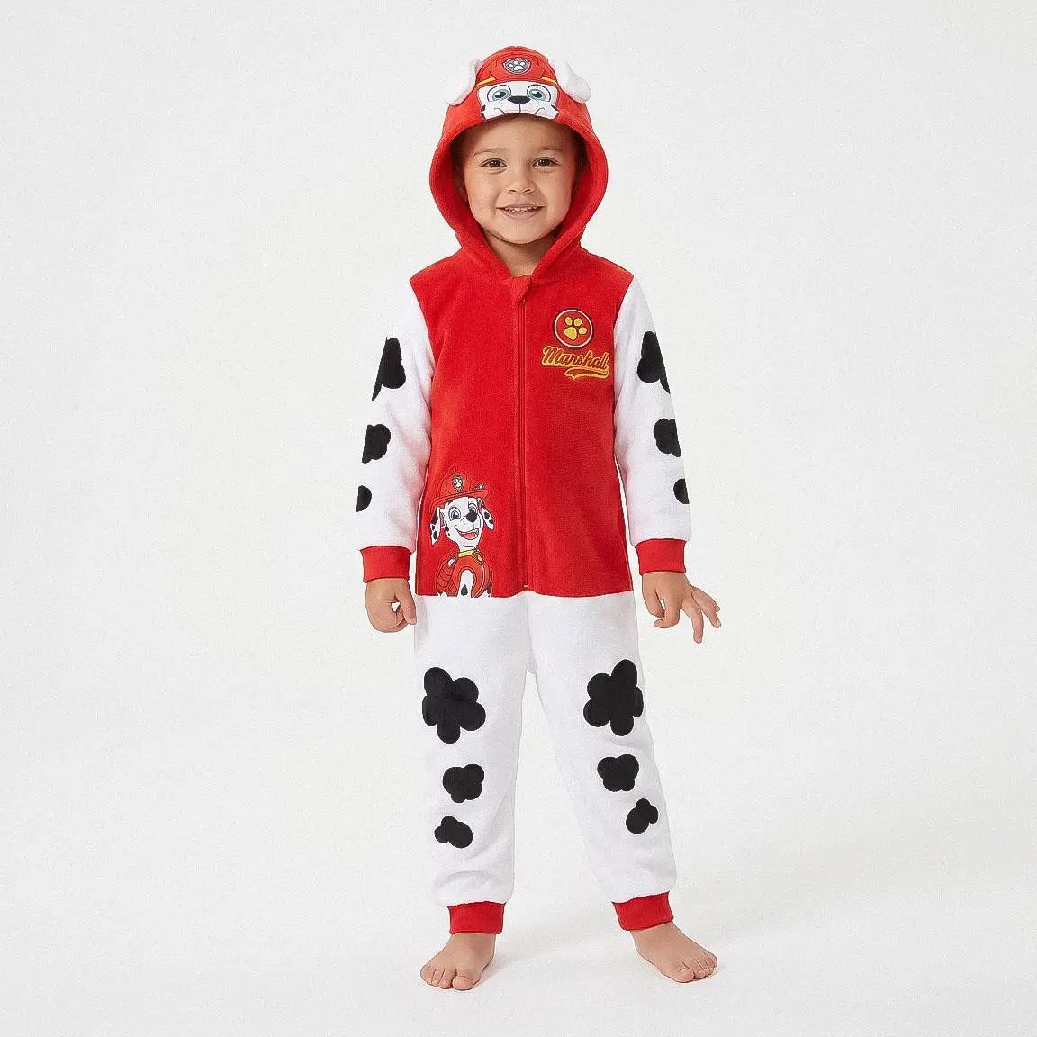 Jongen draagt de Marshall onesie met capuchon op