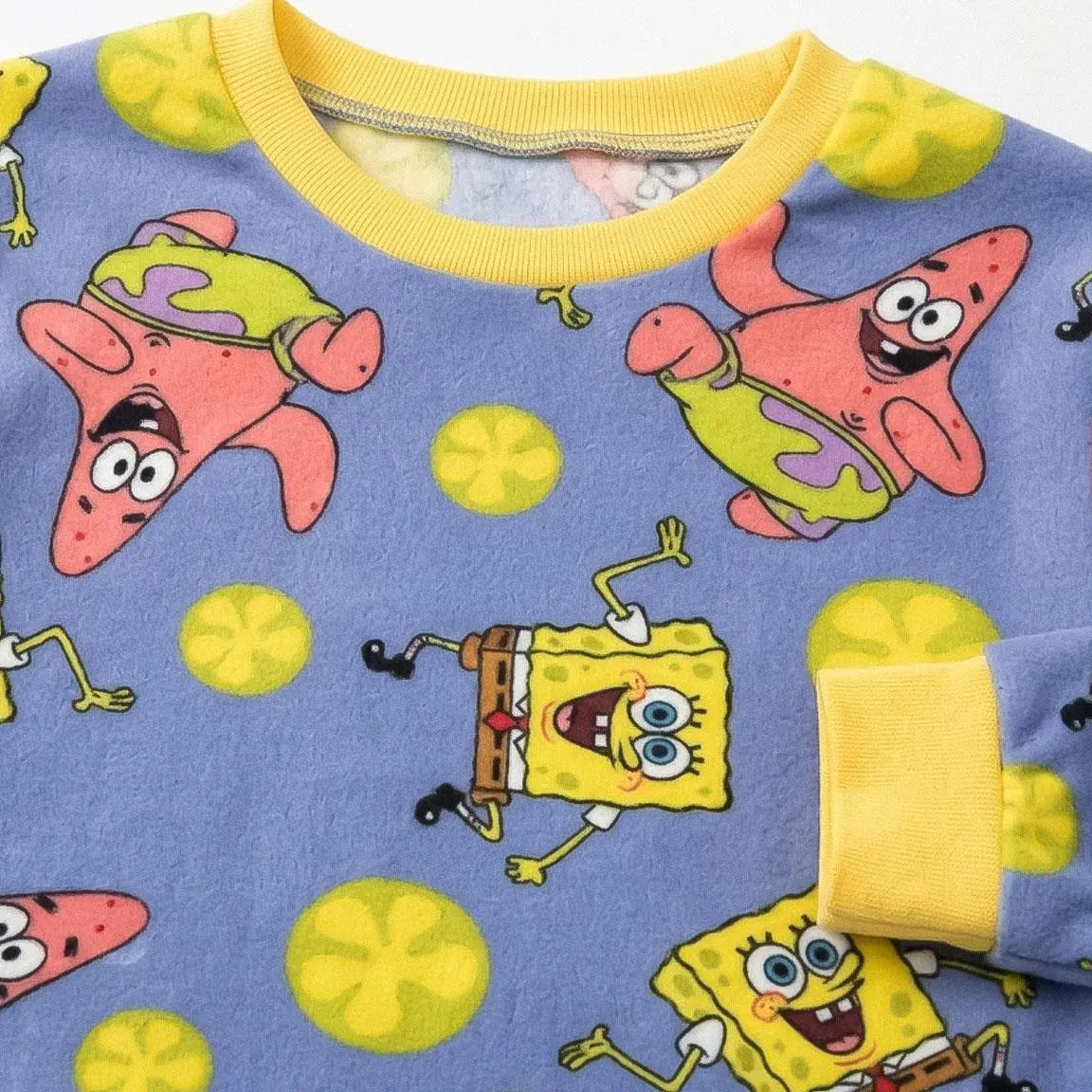 Detail print met Patrick Ster en SpongeBob bij de gele halsboord