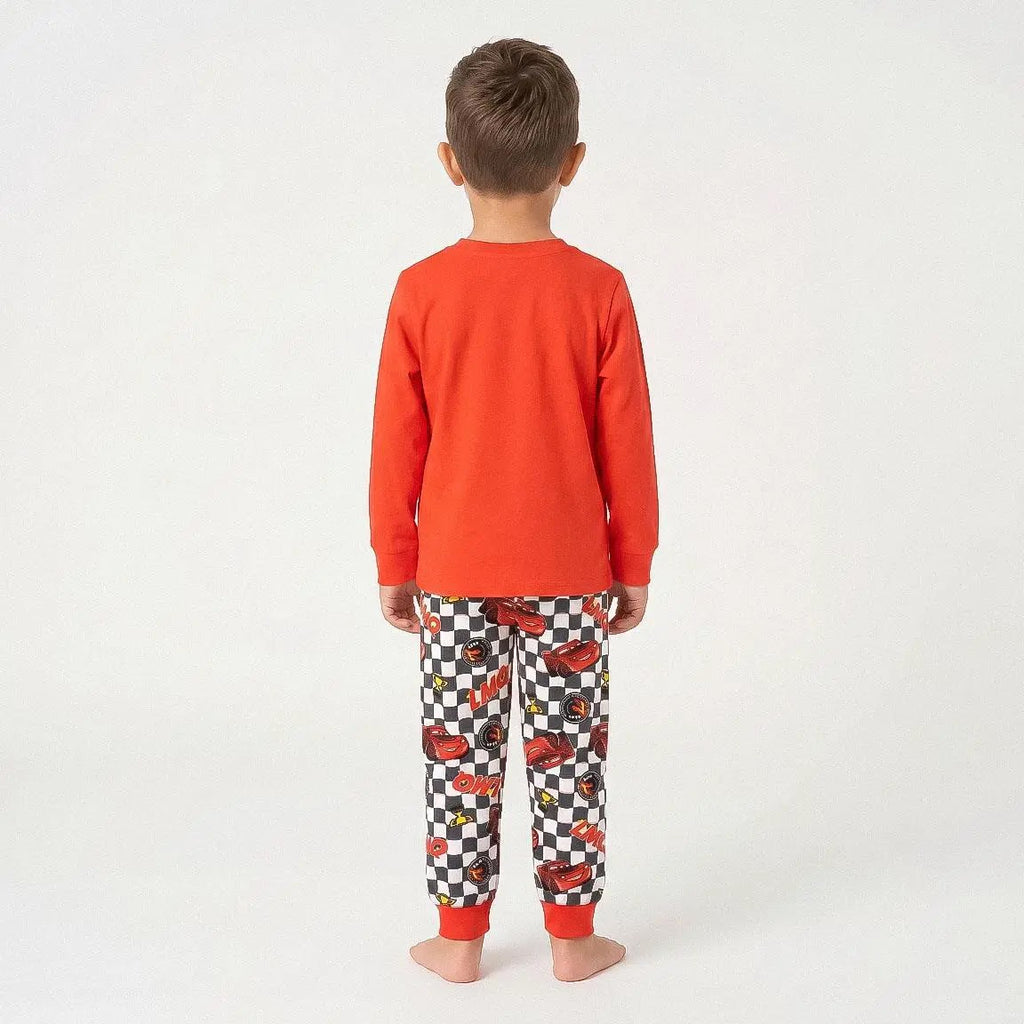 Jongen in Cars pyjama van achteren gezien
