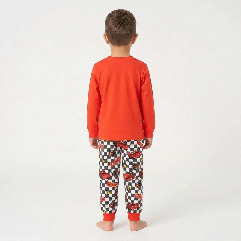 Jongen in Cars pyjama van achteren gezien