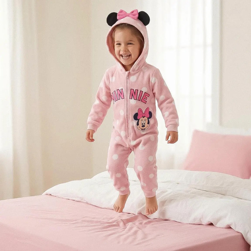 Minnie Mouse onesie gedragen in de slaapkamer
