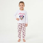Meisje draagt de Minnie Mouse pyjama, vooraanzicht