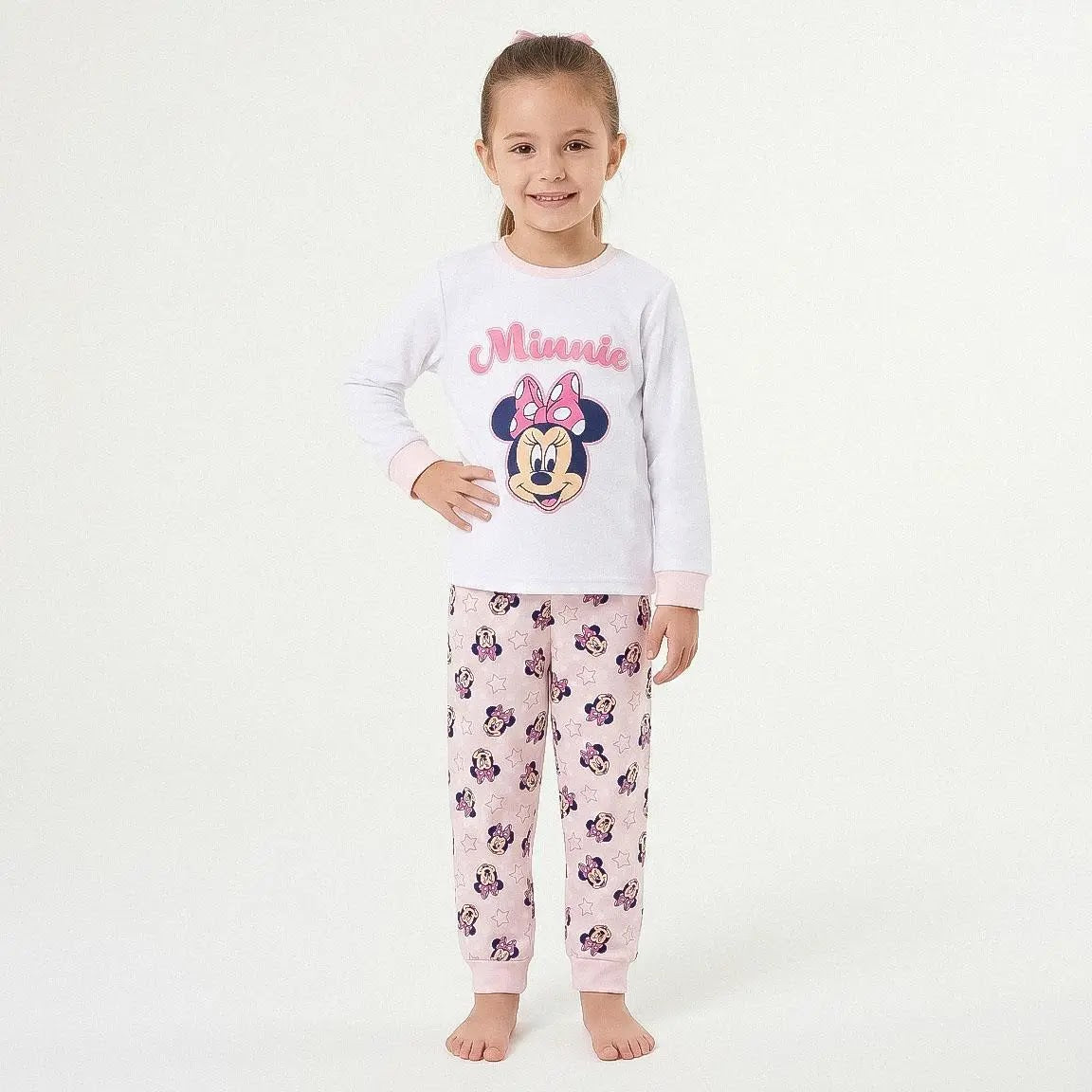 Meisje draagt de Minnie Mouse pyjama, vooraanzicht