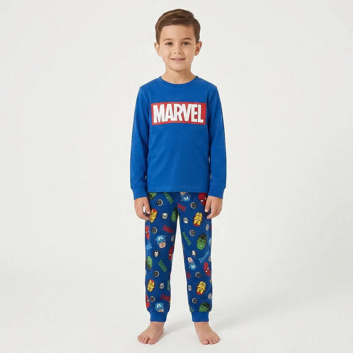 Jongen in Avengers pyjama vooraanzicht