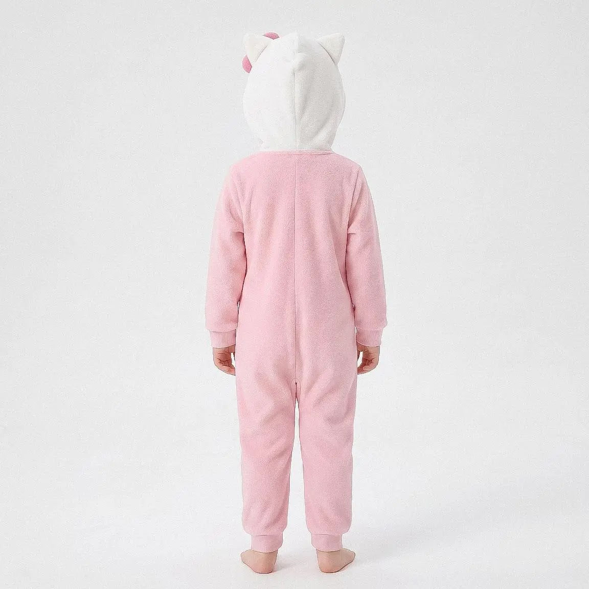 Meisje in Hello Kitty onesie gezien van achteren