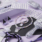 Kuromi haaraccessoires en sieraden uitgestald