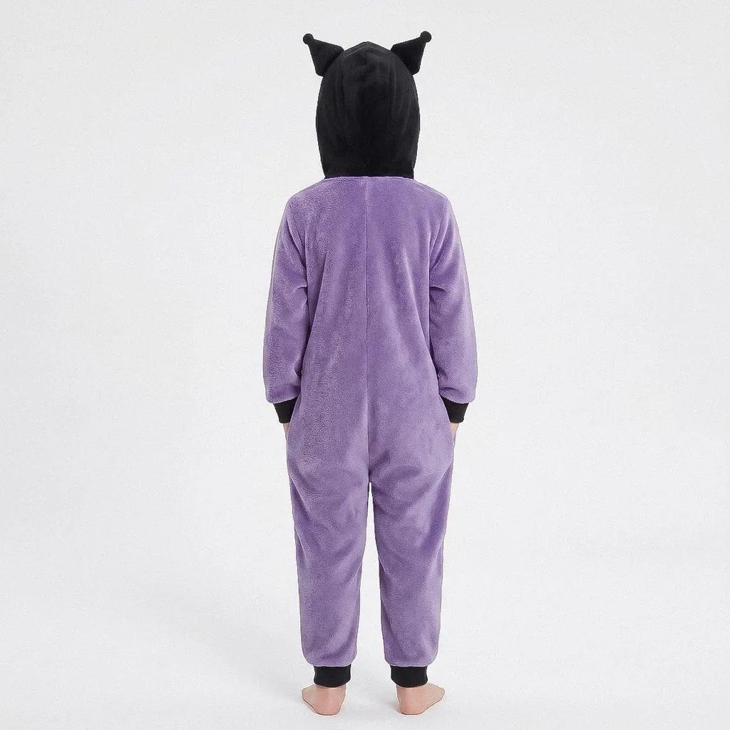 Meisje in Kuromi onesie gezien van achteren