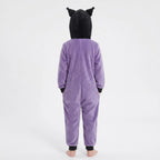 Meisje in Kuromi onesie gezien van achteren