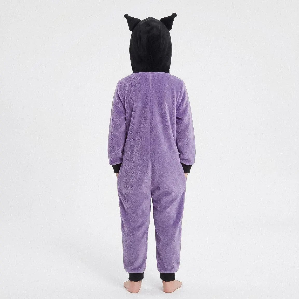 Meisje in Kuromi onesie gezien van achteren