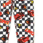 Detail broek met finishvlagpatroon en raceauto's