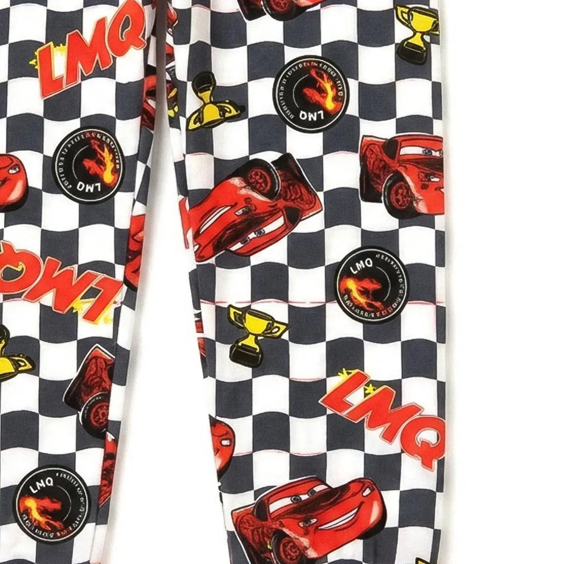 Detail broek met finishvlagpatroon en raceauto's
