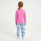 Meisje in Stitch pyjama van achteren gezien