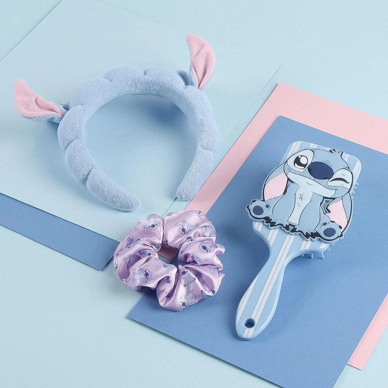 Stitch diadeem, scrunchie en haarborstel op blauwe achtergrond