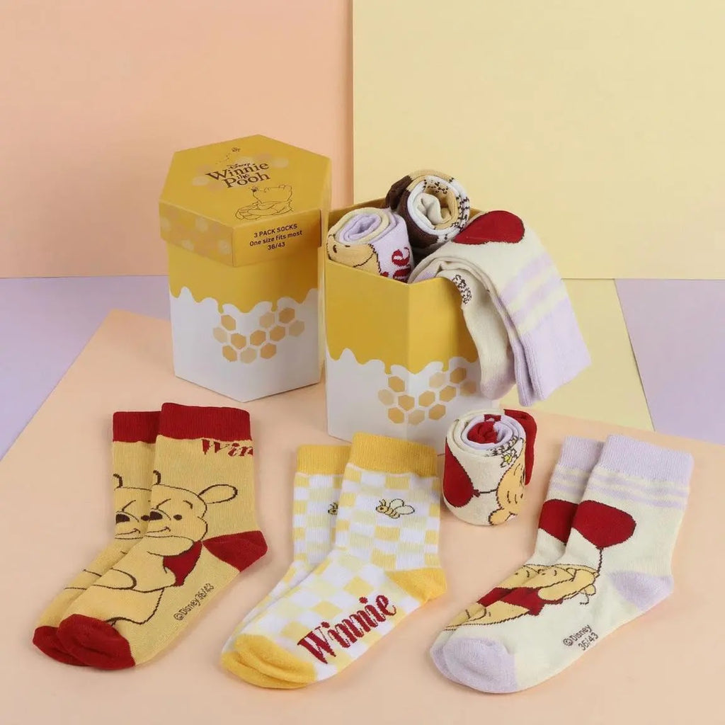Winnie the Pooh sokkenset met doos in een gekleurde sfeeropstelling