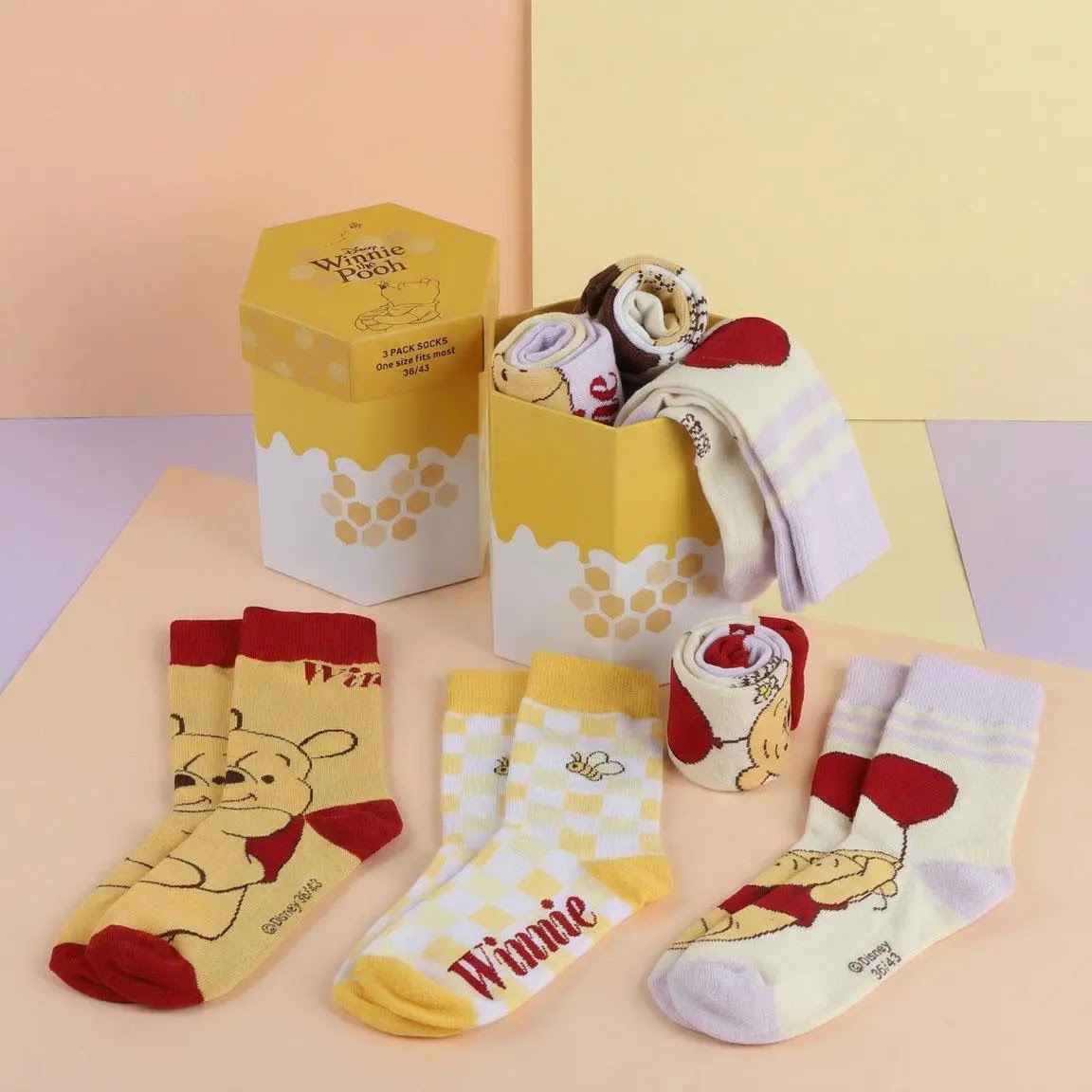 Winnie the Pooh sokkenset met doos in een gekleurde sfeeropstelling