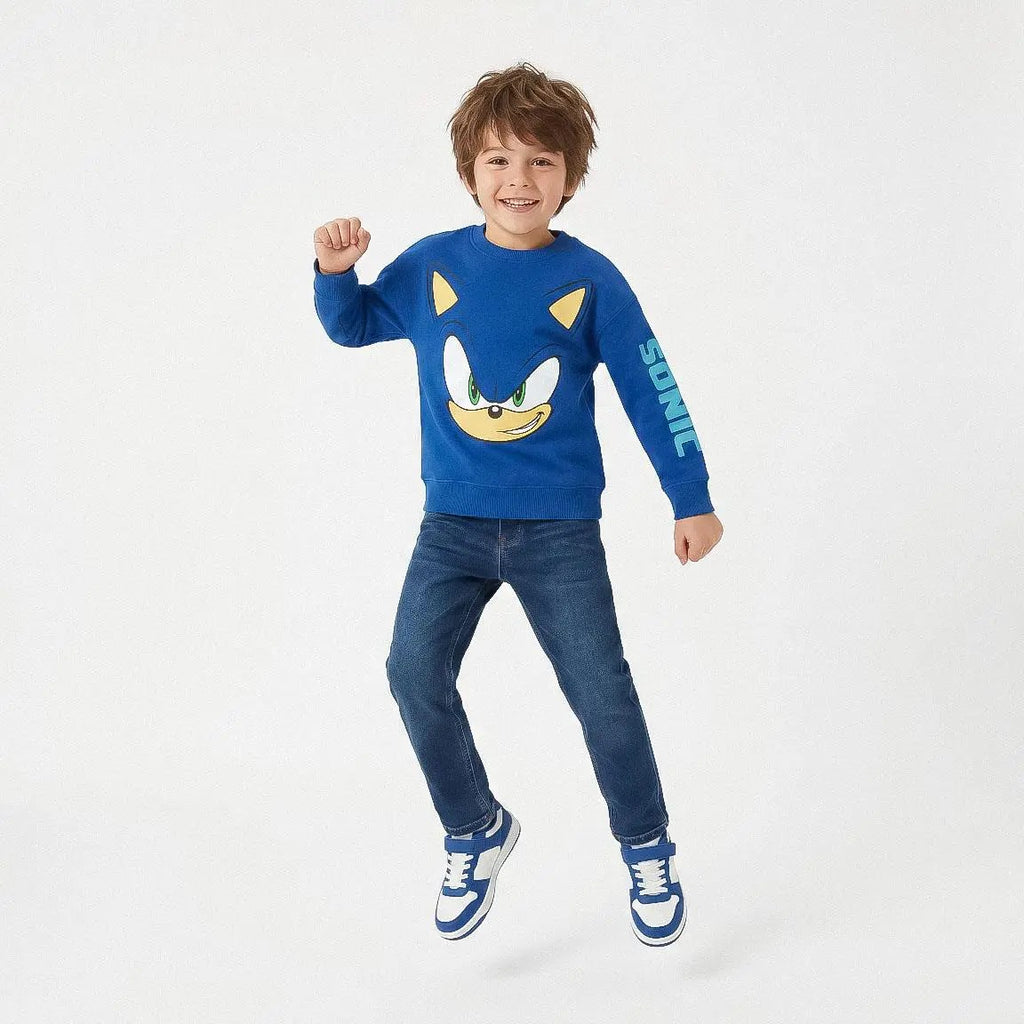 Jongen draagt de blauwe Sonic sweater, vooraanzicht