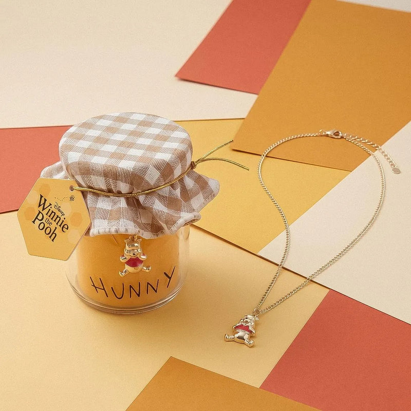 Winnie the Pooh ketting en honingpotje op gekleurde achtergrond