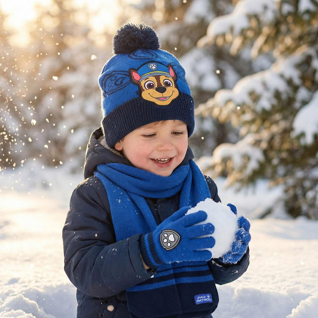 Kind in de sneeuw met Paw Patrol muts, sjaal en handschoenen