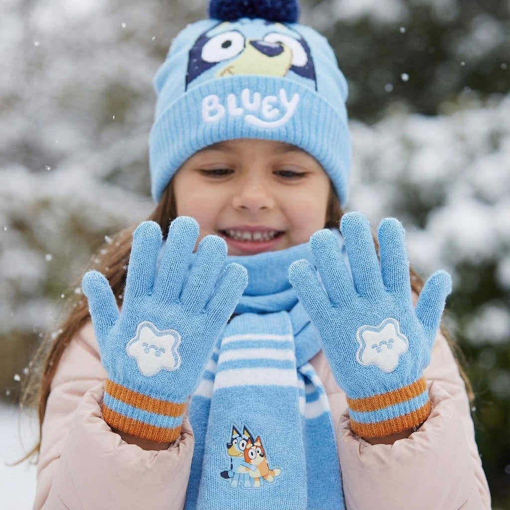 Bluey muts en handschoenen gedragen