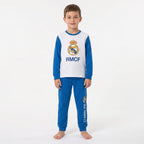 Jongen draagt de Real Madrid pyjama