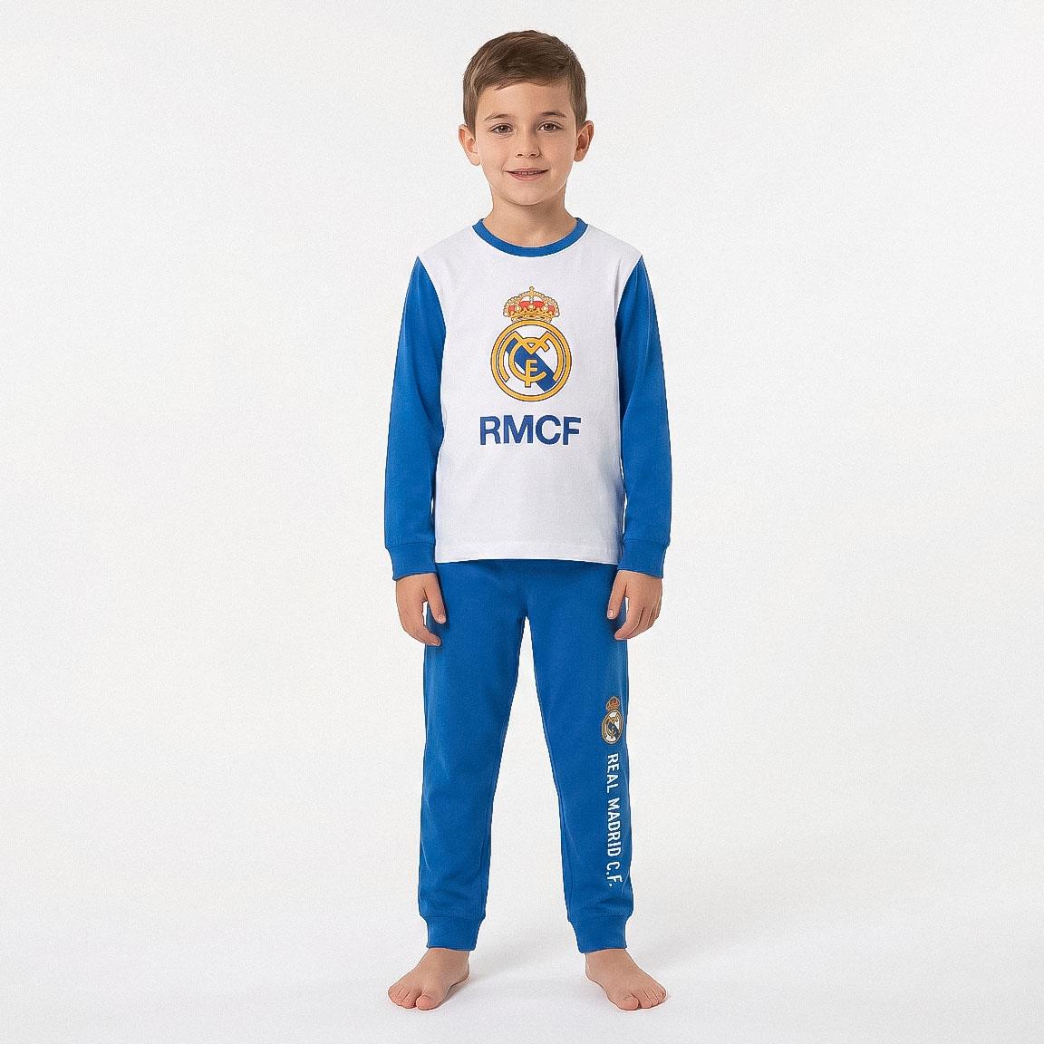 Jongen draagt de Real Madrid pyjama