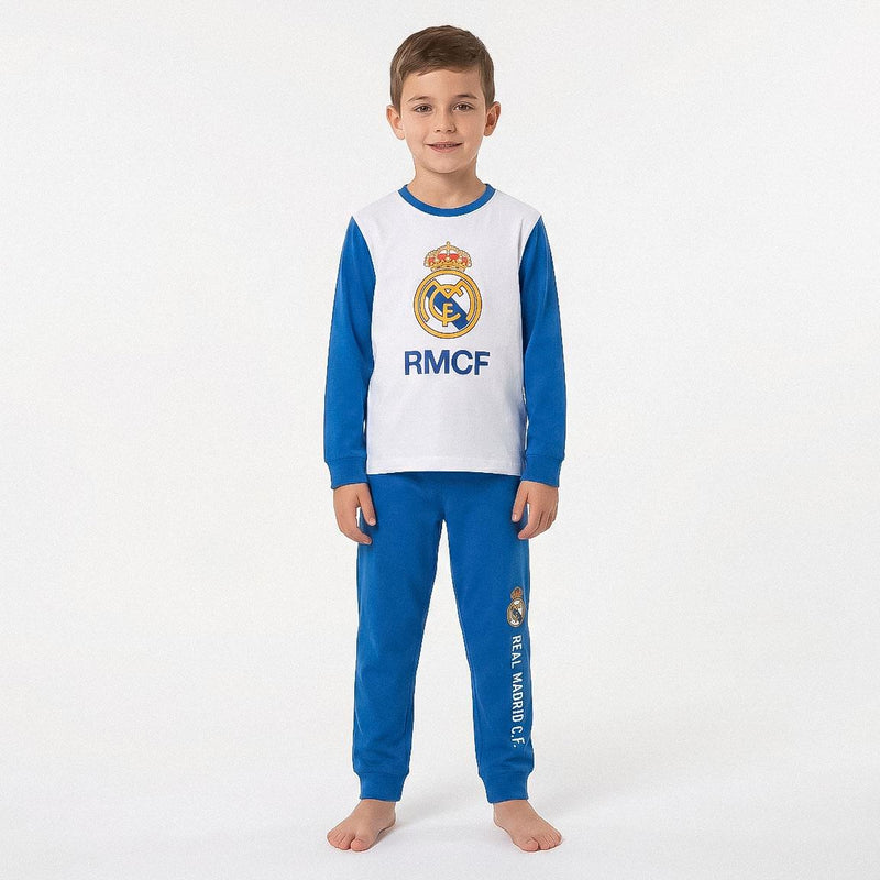 Jongen draagt de Real Madrid pyjama