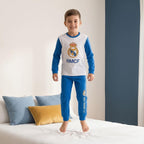 Kind in Real Madrid pyjama op bed
