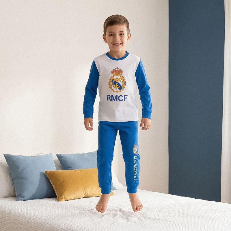 Kind in Real Madrid pyjama op bed