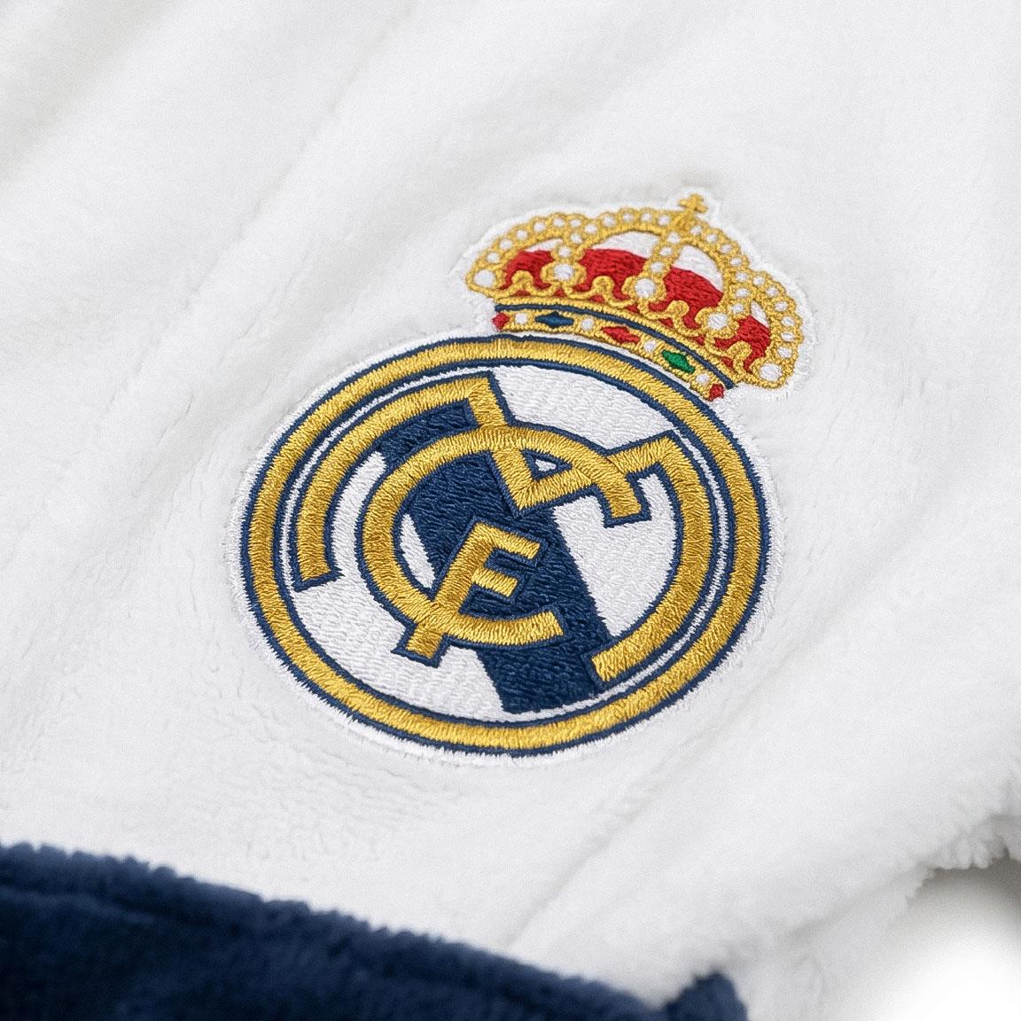Geborduurd Real Madrid clublogo op de badjas detail