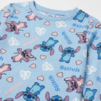 Stitch pyjama detail van de print met Stitch, Angel en hartjes