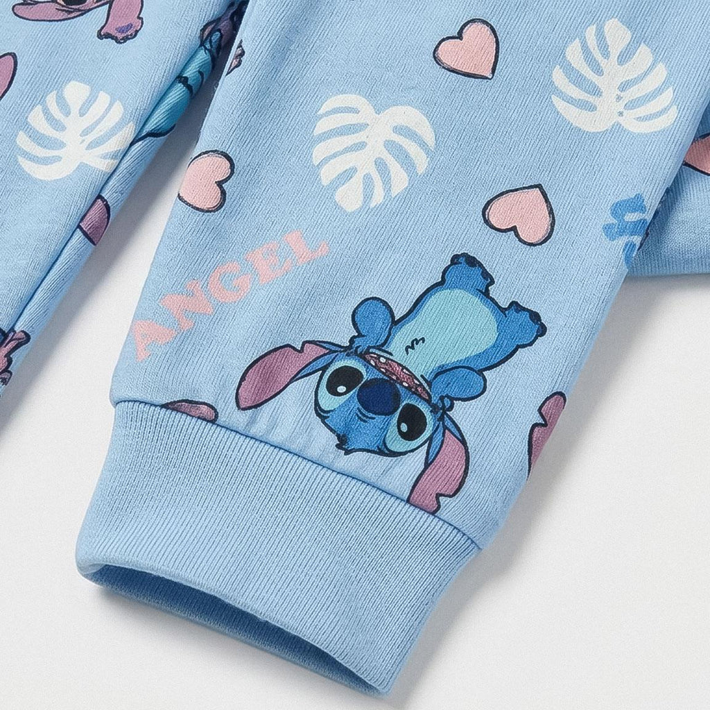 Boord aan de mouw van de Stitch en Angel pyjama
