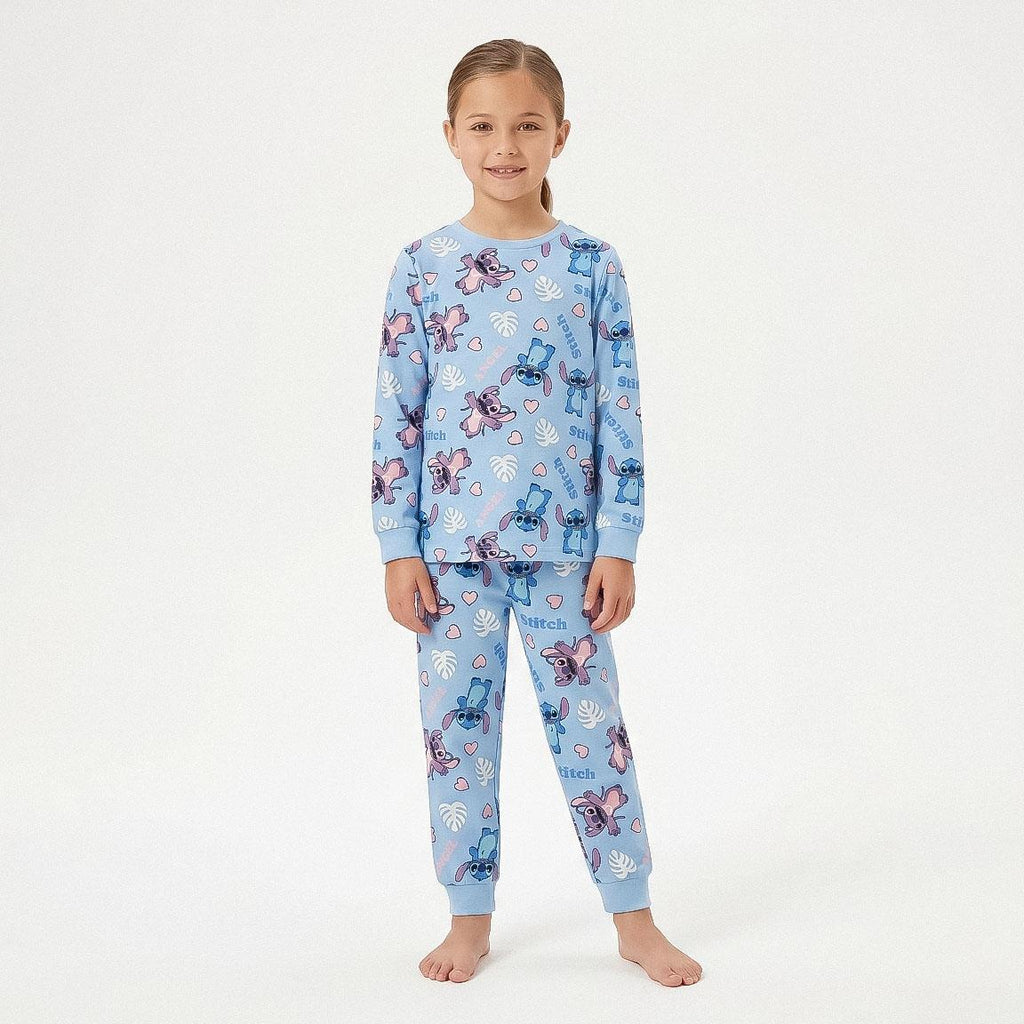 Meisje draagt de Stitch en Angel fleece pyjama vooraanzicht