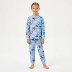 Meisje draagt de Stitch en Angel fleece pyjama vooraanzicht