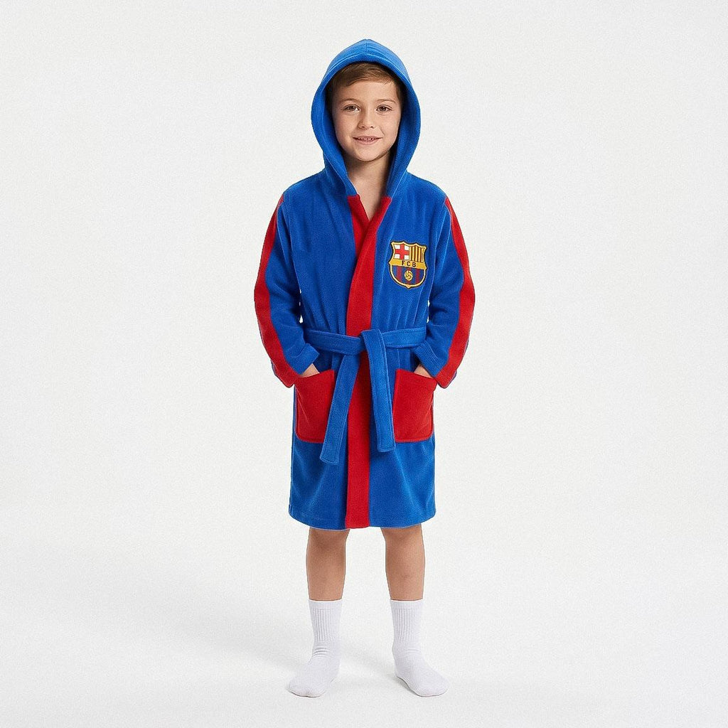 Jongen draagt de FC Barcelona badjas
