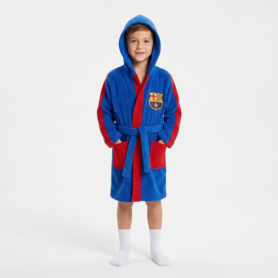 Jongen draagt de FC Barcelona badjas