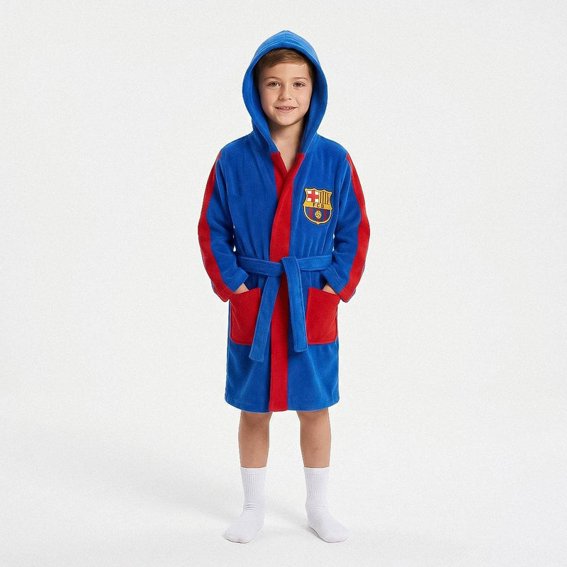 Jongen draagt de FC Barcelona badjas