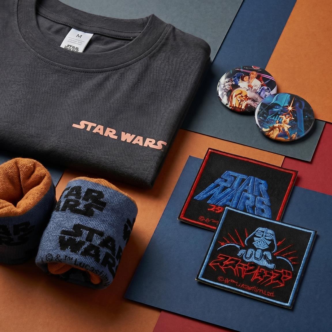 Star Wars T-shirt, sokken en patches samen