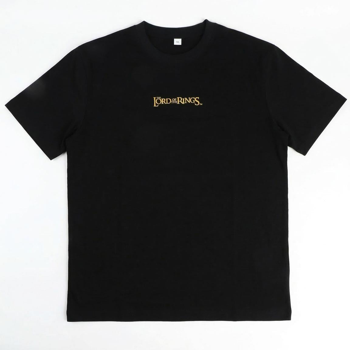 Zwart Lord of the Rings T-shirt voorkant met klein goudkleurig logo