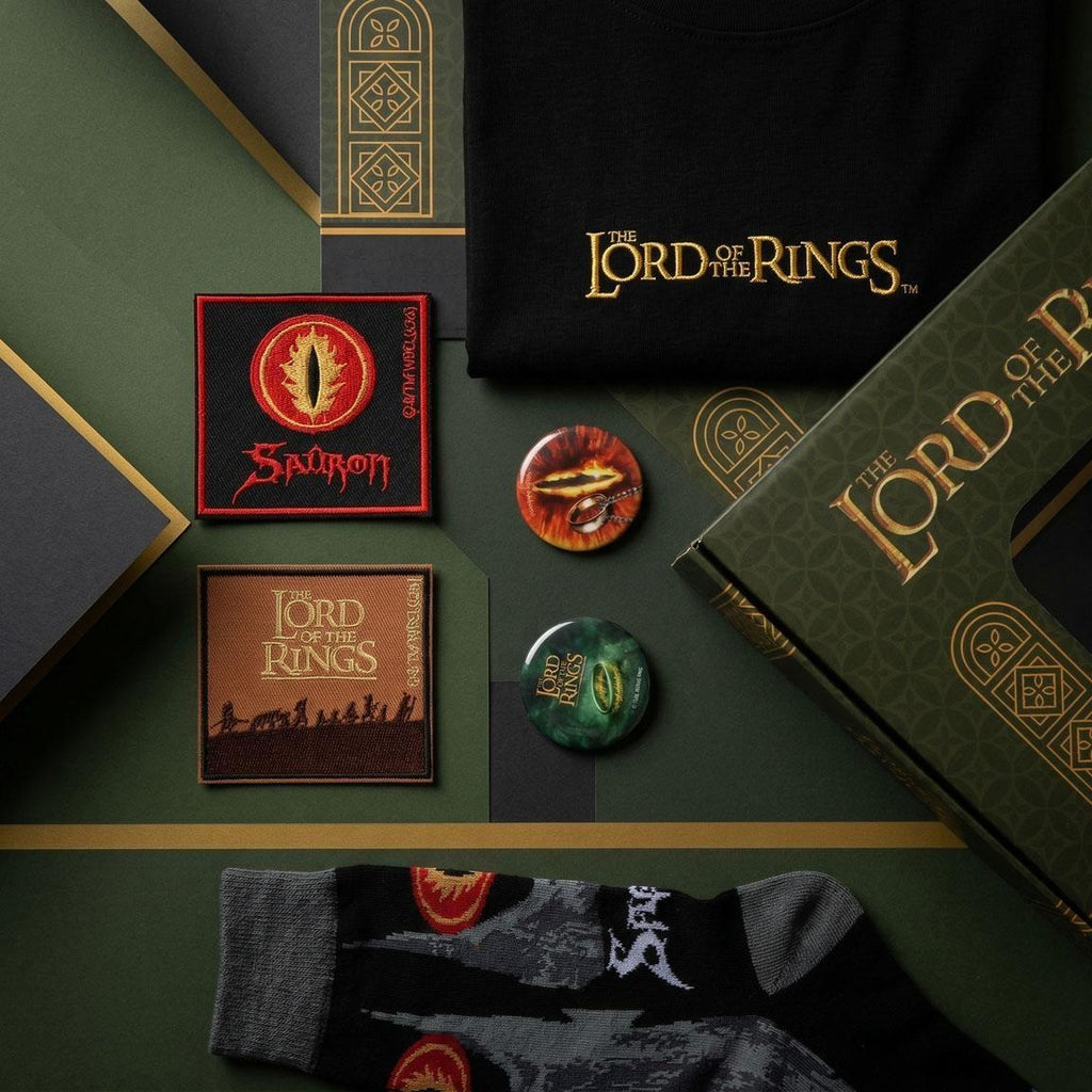 Lord of the Rings T-shirt, sokken, buttons en patches samen