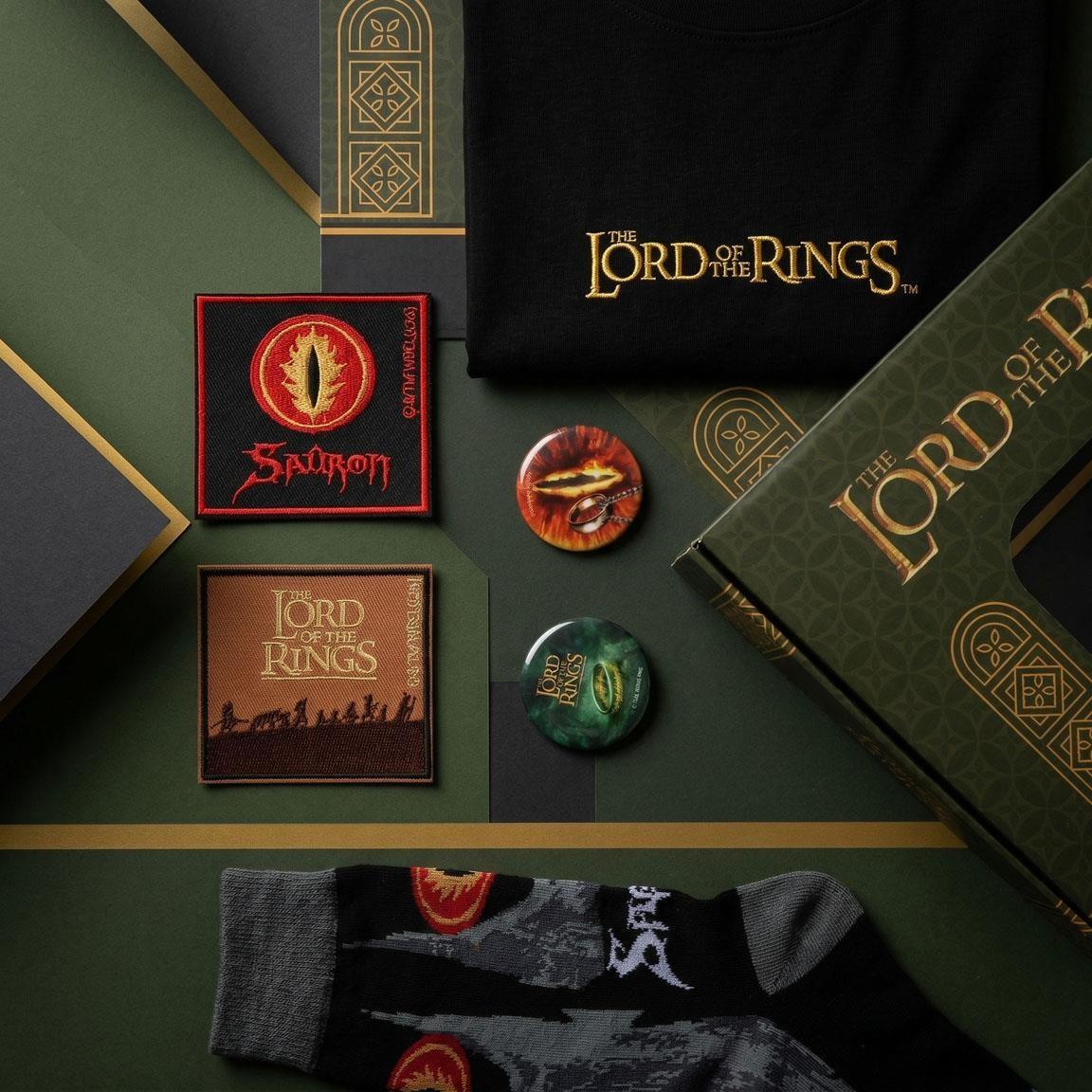 Lord of the Rings T-shirt, sokken, buttons en patches samen