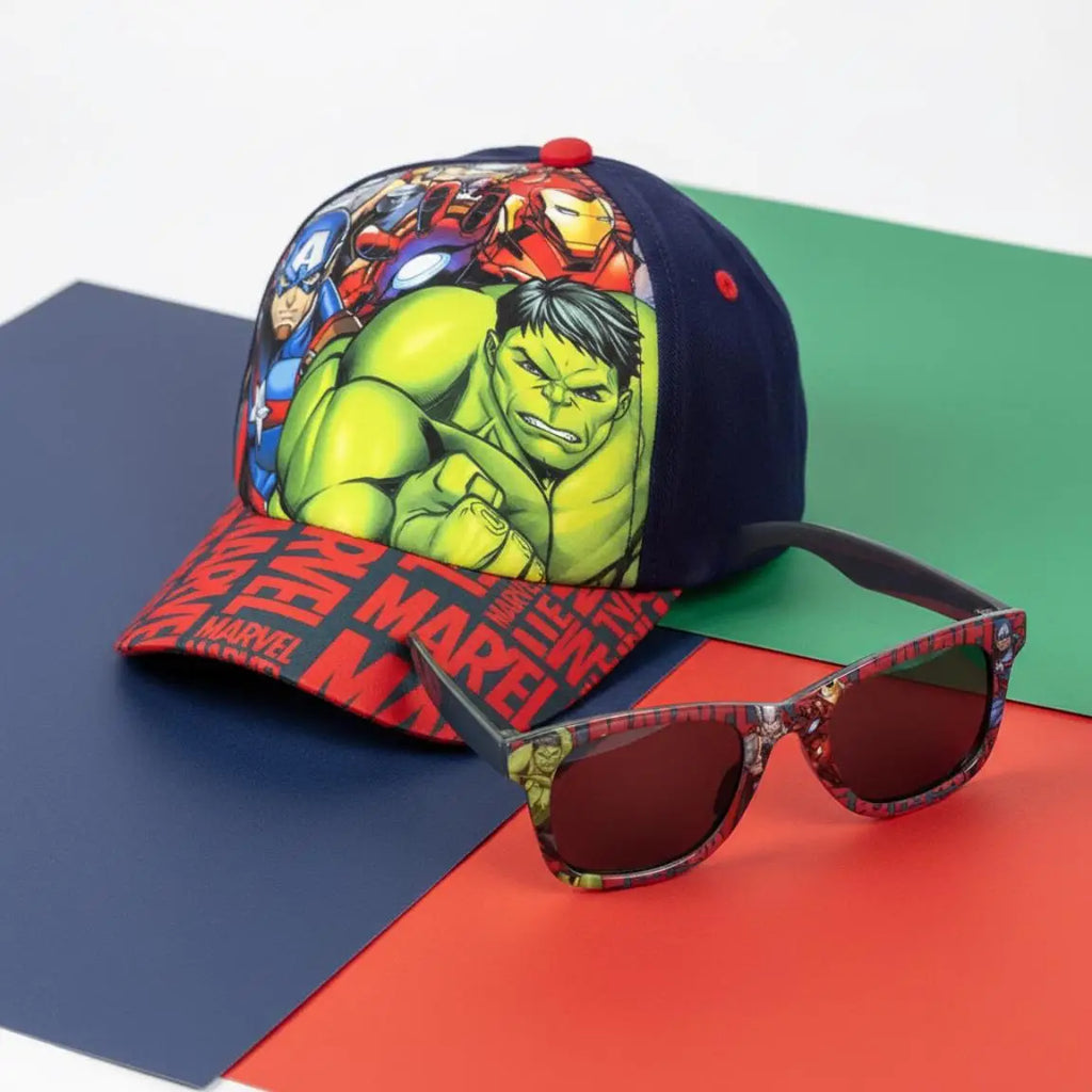 Marvel Avengers Pet en Zonnebril Set – Kinder Pet – Blauw Rood – Verstelbare Cap – UV Bescherming – Officieel Gelicenseerd