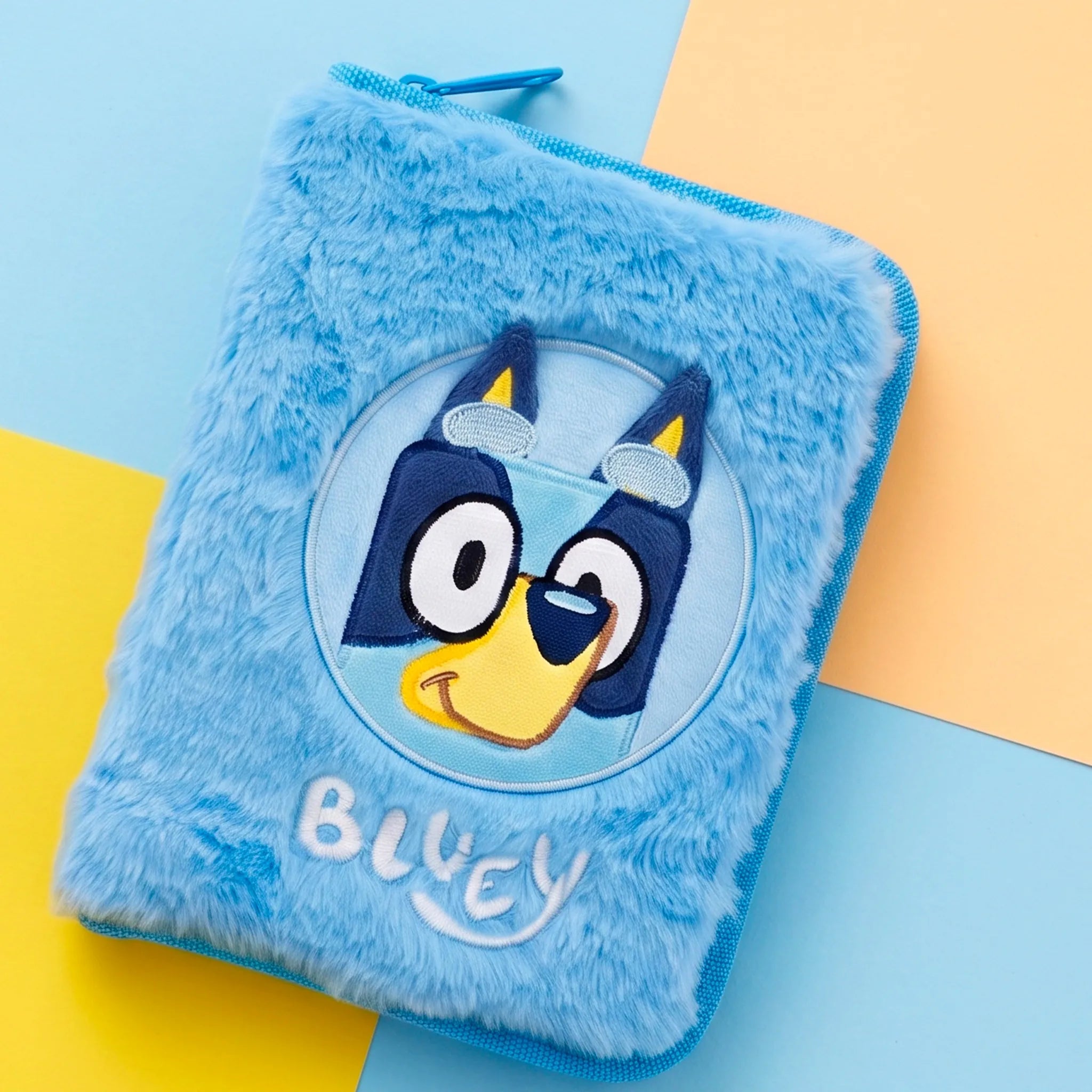 Bluey Gevulde Fluffy Etui - 1 Zipper Etui met Schoolspullen - Pluche Etui - Officiële Bluey Merchandise
