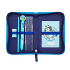 Bluey Gevulde Fluffy Etui - 1 Zipper Etui met Schoolspullen - Pluche Etui - Officiële Bluey Merchandise