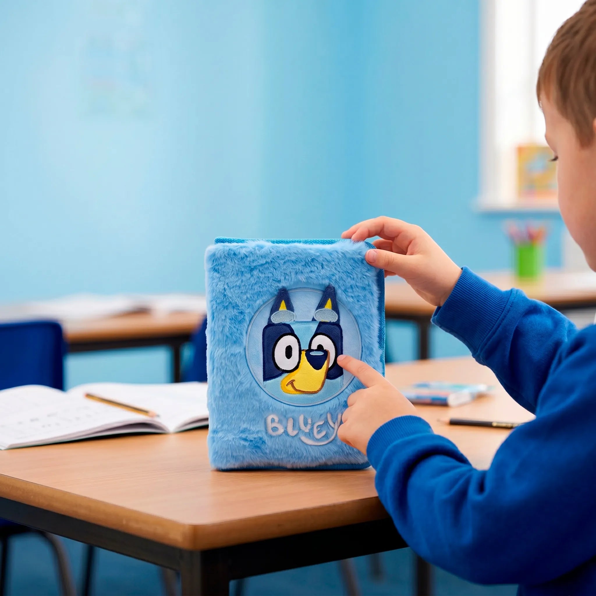 Bluey Gevulde Fluffy Etui - 1 Zipper Etui met Schoolspullen - Pluche Etui - Officiële Bluey Merchandise