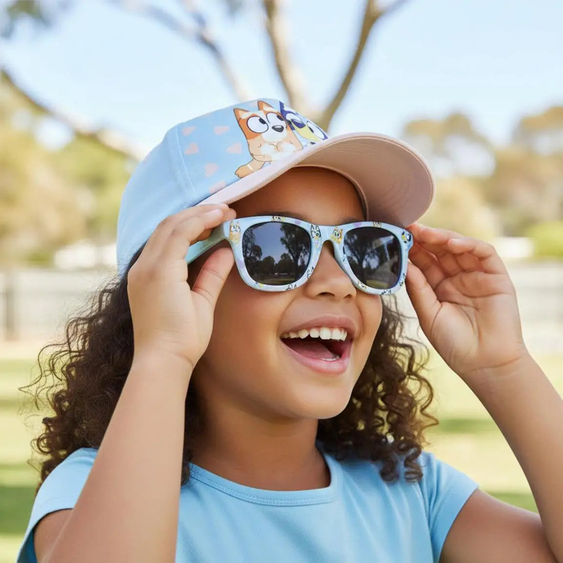 Bluey Cap und Sonnenbrille